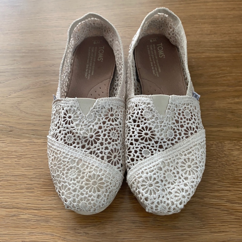 Women’s off-white lace TOMS, size 9